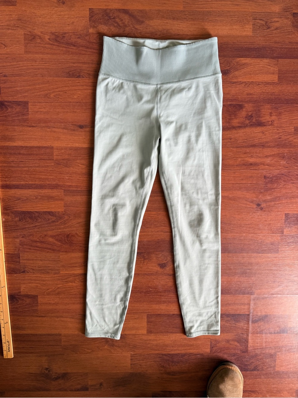 Vuori Women’s Leggings in Sage Green